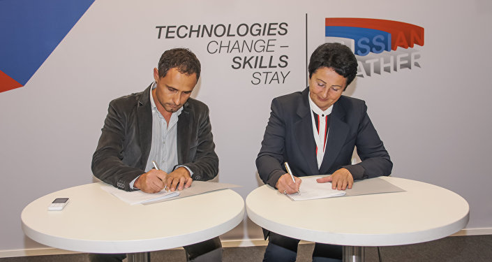 Andrea Ciulli (delt.) e Nelly (Khrom) firmano il contratto davanti ai giornalisti